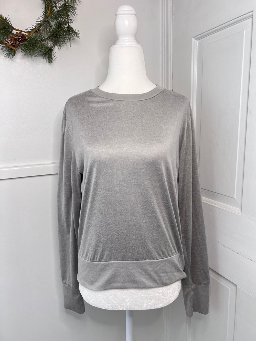 Vuori Daydream Crew Long Sleeve Activewear Top in Light Heather Grey
